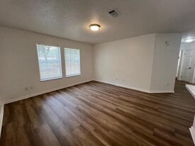 100 Kazmira Ct in Niceville, FL - Building Photo