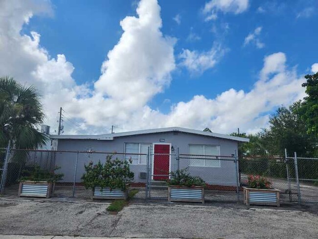1956 Grove Ave in Ft. Myers, FL - Building Photo - Building Photo