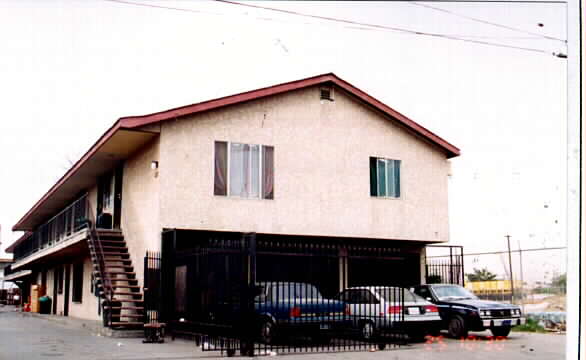 1311 N Mulberry Ave in Compton, CA - Foto de edificio