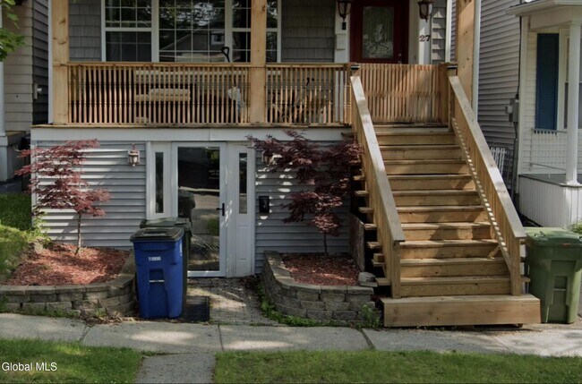 27 McElwain Ave, Unit 1 in Cohoes, NY - Foto de edificio - Building Photo