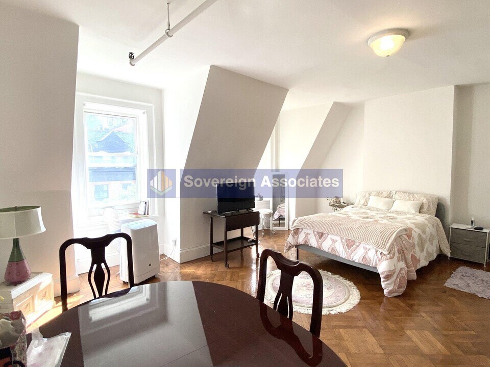 309 W 107th St in New York, NY - Building Photo
