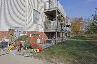 Lakeview Apartments in Lakeville, IN - Foto de edificio - Building Photo