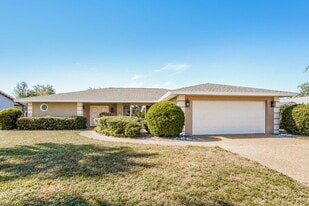 4542 Charing Cross Rd in Sarasota, FL - Building Photo