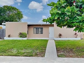 591 Sioux Rd in Atlantis, FL - Building Photo