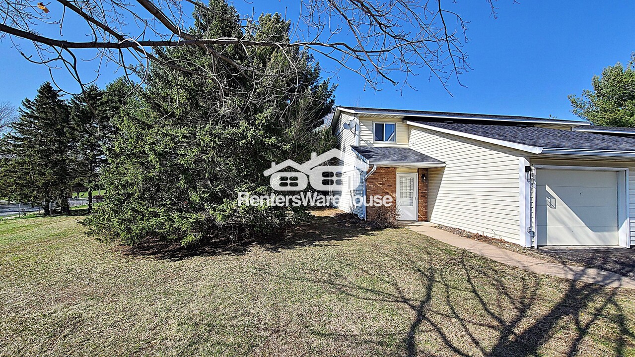 353 Nicole Ln in River Falls, WI - Building Photo