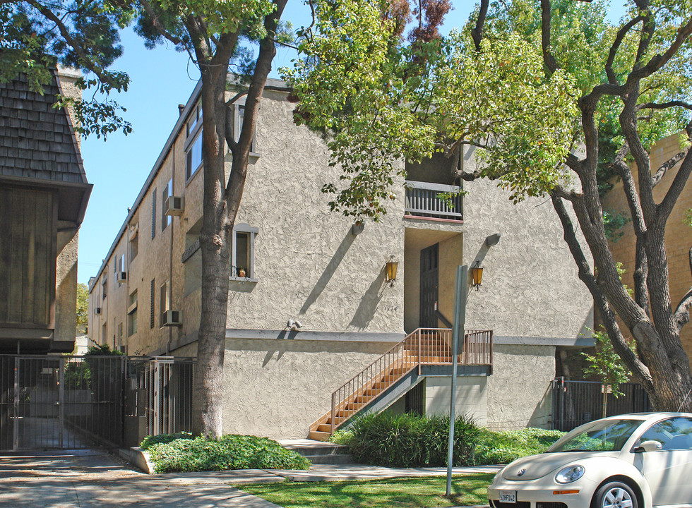 1114 N Kings Rd in West Hollywood, CA - Building Photo