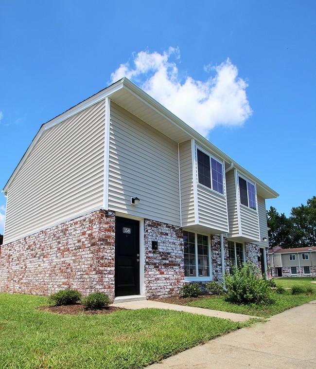 Buckroe Pointe Apartment Townhomes in Hampton, VA - Building Photo - Building Photo