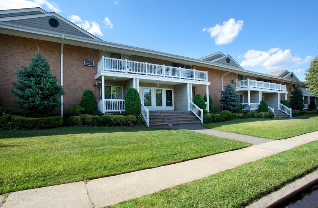 Fairfield Park At Babylon Village in Babylon, NY - Foto de edificio