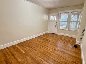 42 Long Ave, Unit 2 in Boston, MA - Foto de edificio - Building Photo