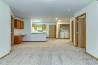 Southridge Apartments in Moorhead, MN - Building Photo - Building Photo