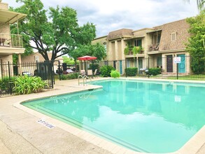 Antonian Apartments in San Antonio, TX - Building Photo - Building Photo