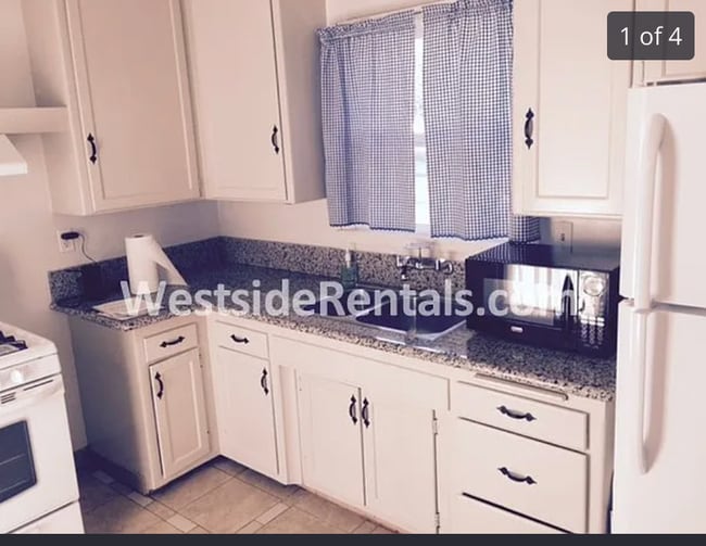17048 Wyandotte St in Van Nuys, CA - Foto de edificio - Building Photo