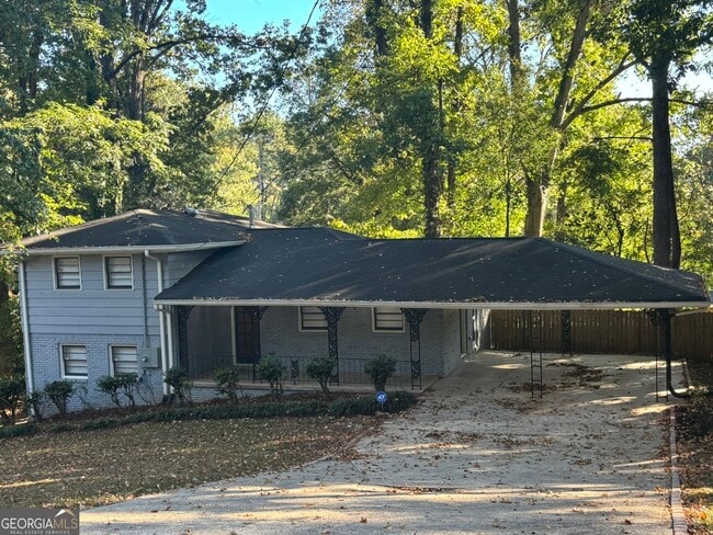 property at 3823 Kingswood Dr