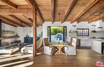 9265 Thrush Way in Los Angeles, CA - Building Photo - Building Photo
