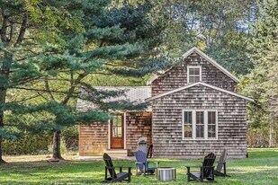 3 Parsons Close in East Hampton, NY - Building Photo
