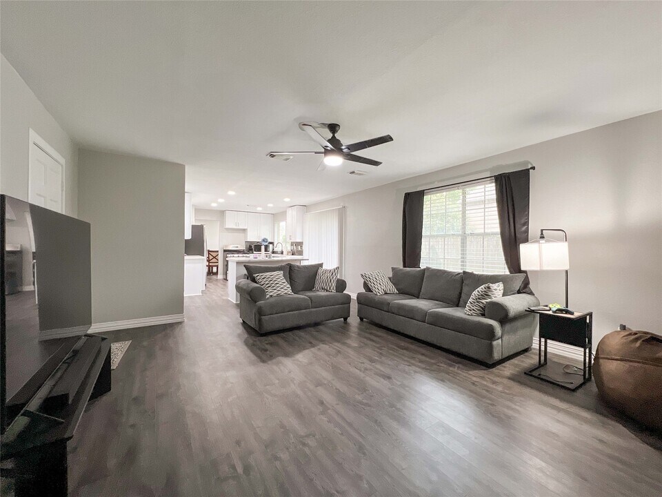 2324 Colleen Dr in Pearland, TX - Building Photo