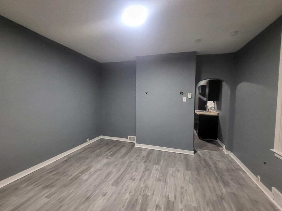 607 Viola Ave in Duquesne, PA - Building Photo