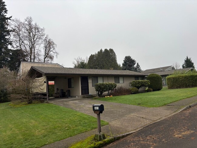 5495 SE Gill St in Milwaukie, OR - Foto de edificio - Building Photo