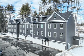 Bayberry Commons- 3 Bedroom 2.5 Bath Townh... in Rochester, NH - Foto de edificio - Building Photo