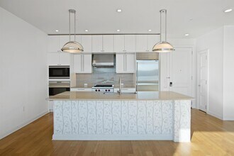 9 Somerset Ln in Edgewater, NJ - Building Photo - Building Photo