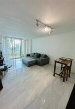 2000 N Bayshore Dr in Miami, FL - Building Photo - Building Photo