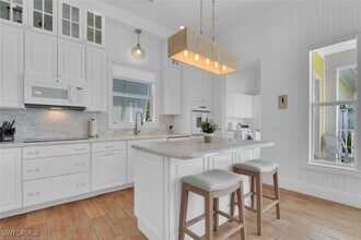 362 2nd Ave N in Naples, FL - Foto de edificio - Building Photo