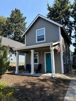 420 SE Oar Ave in Lincoln City, OR - Building Photo