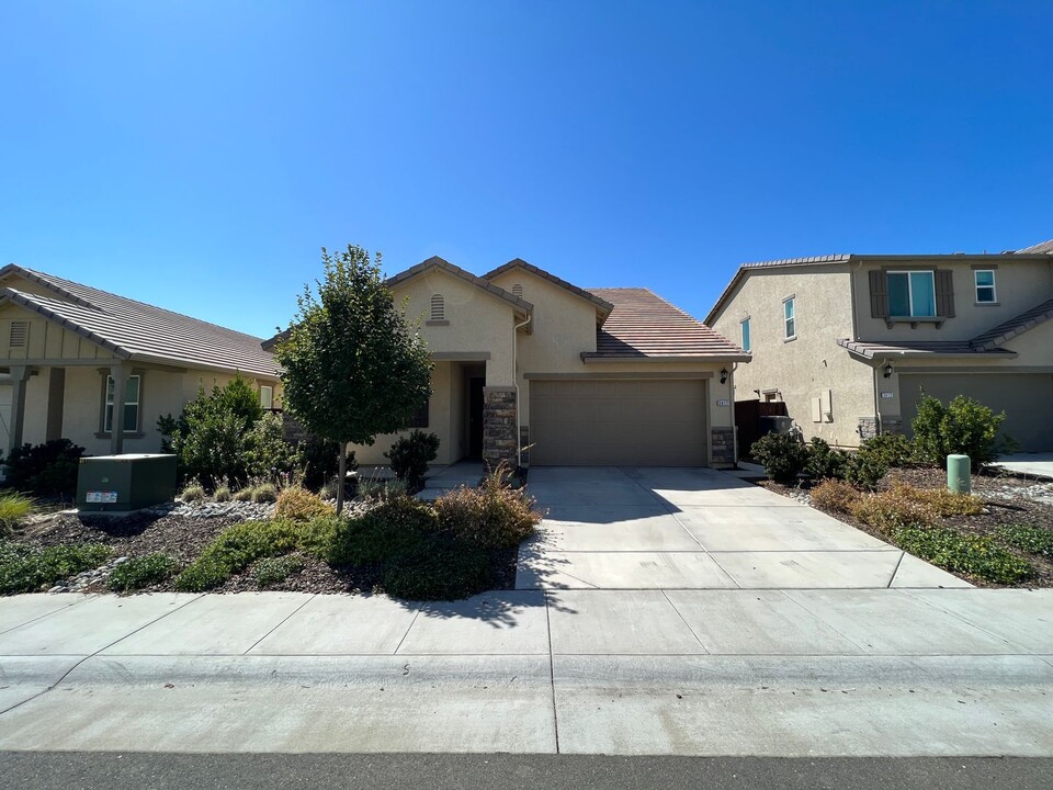 3417 Coyote Brush Dr in Folsom, CA - Building Photo