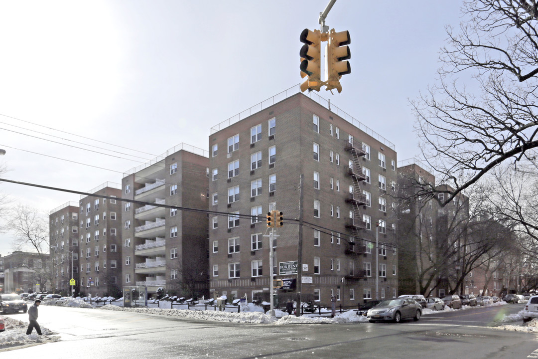 Kendall Hall Apartments in Flushing, NY - Building Photo