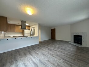 9620 NE 188th St, Unit POP four-plex in Bothell, WA - Foto de edificio - Building Photo