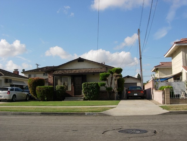 8532 Fontana St in Downey, CA - Foto de edificio - Building Photo