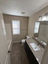 322 N Prairie St in Liberty, MO - Foto de edificio - Building Photo