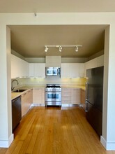 566 S Van Ness Ave in San Francisco, CA - Foto de edificio - Building Photo