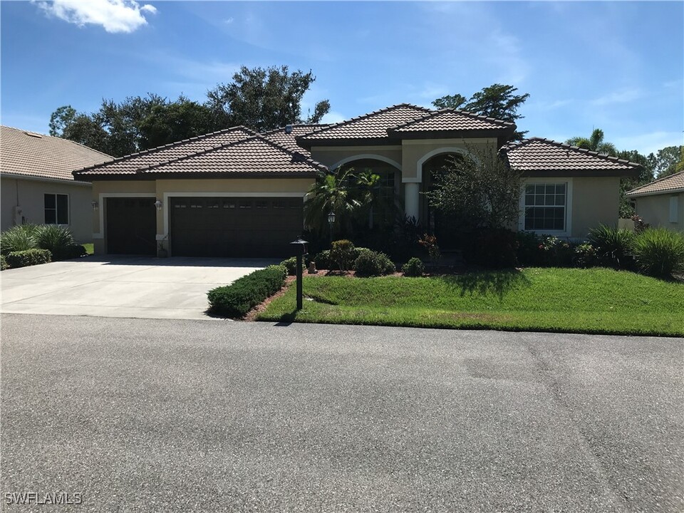 10680 Sir Michaels Pl Dr in Bonita Springs, FL - Building Photo