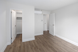 20 Elizabeth Street N in Mississauga, ON - Building Photo - Interior Photo