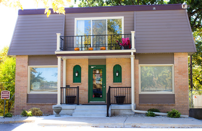 University Gardens - 910 Garden Way in Manhattan, KS - Building Photo - Building Photo