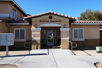 Riverview in Barstow, CA - Foto de edificio - Building Photo