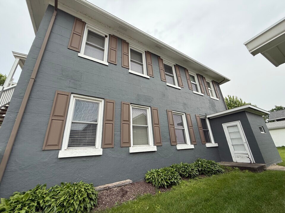 111 Ewing St, Unit 111  Ewing Upper Unit in Le Claire, IA - Building Photo