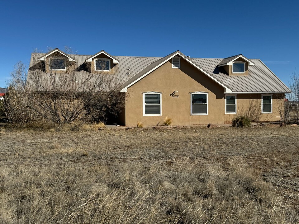 112 Square H Rd in Edgewood, NM - Building Photo