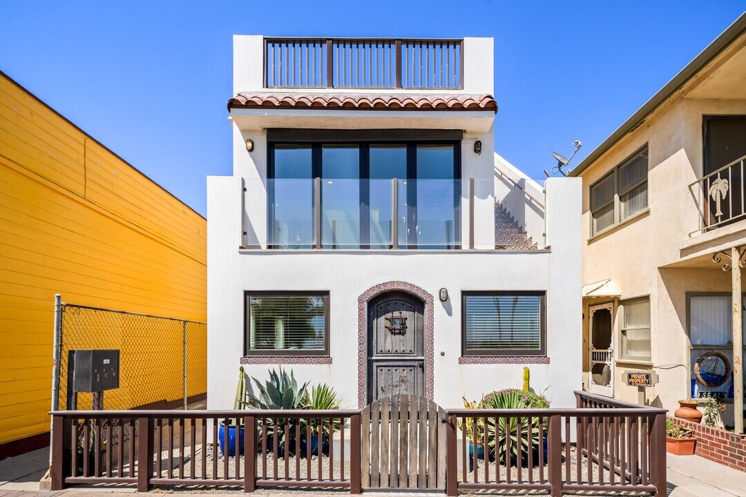 913 Ocean Ave in Seal Beach, CA - Building Photo