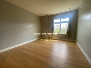 60 Cross St E, Unit 207 in Somerville, MA - Building Photo - Building Photo