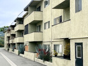 11018 Moorpark Apartments in North Hollywood, CA - Building Photo - Building Photo