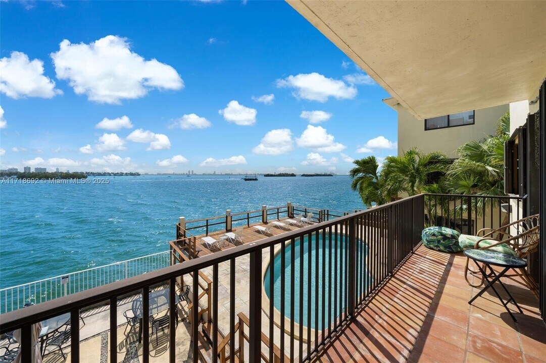 7845 NE Bayshore Ct in Miami, FL - Building Photo