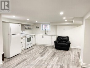 2600 Lake Shore Blvd W in Toronto, ON - Building Photo - Building Photo