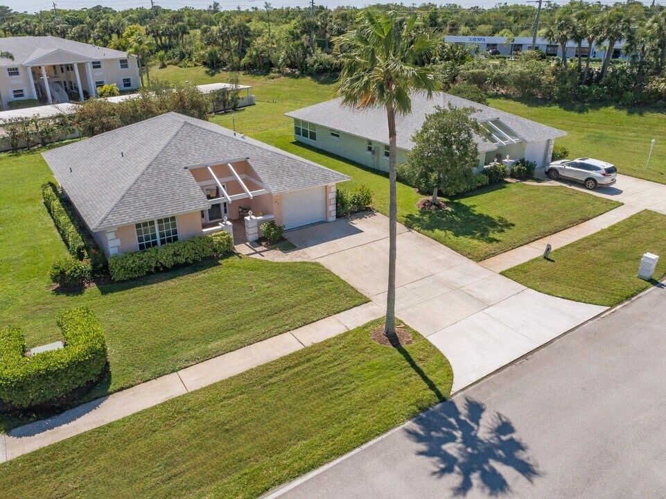 105 Grove Island Cir in Vero Beach, FL - Building Photo
