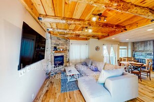 1105 W Overland Pass Dr in Flagstaff, AZ - Building Photo