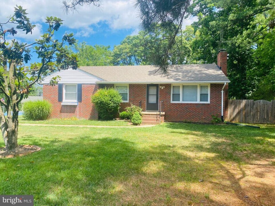 856 Churchill Dr in Fredericksburg, VA - Building Photo