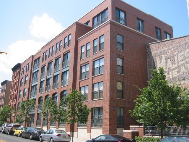 222 Montgomery St, Unit 2H in Jersey City, NJ - Building Photo