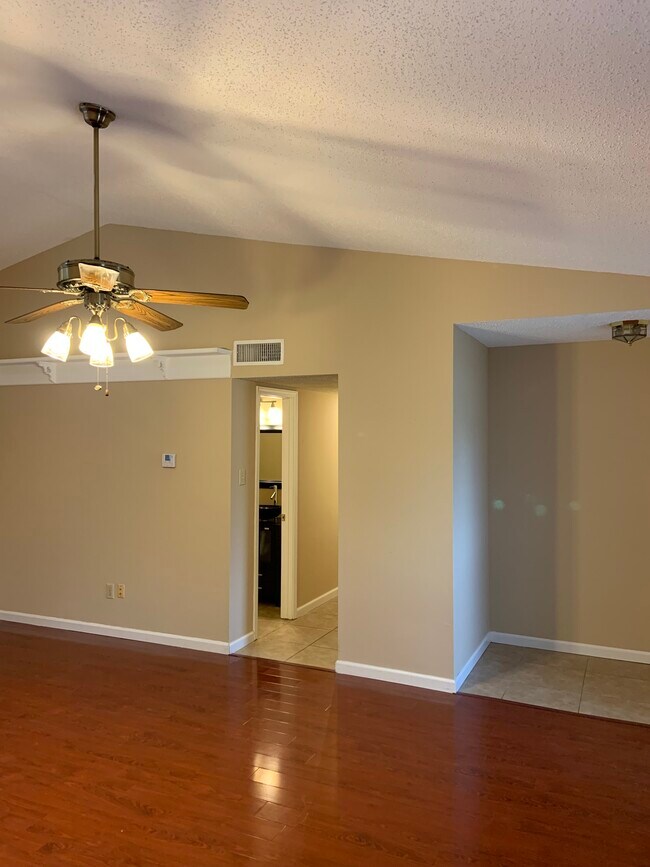2501 Majestic Dr in Plano, TX - Foto de edificio - Building Photo