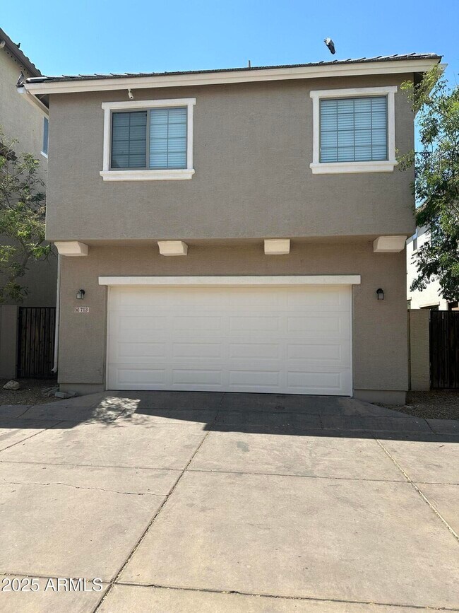 7113 S 7th Ln in Phoenix, AZ - Foto de edificio - Building Photo